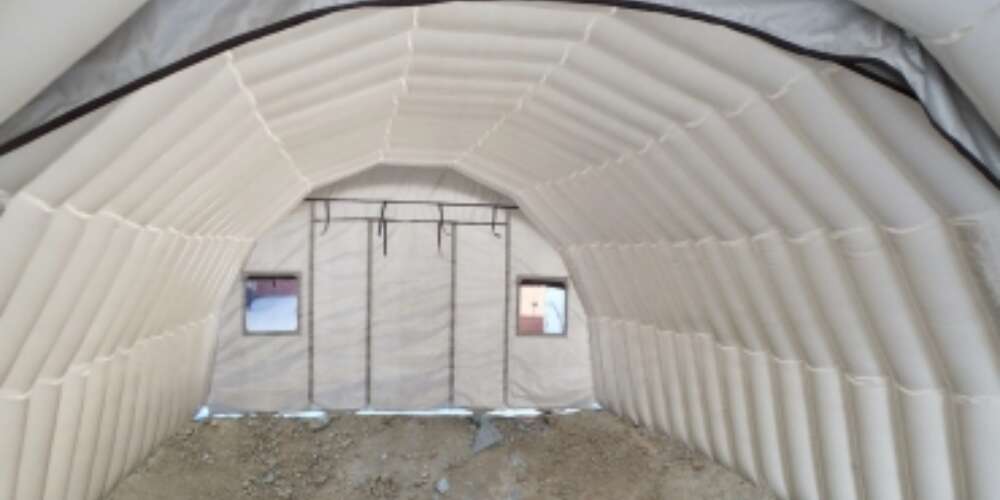 byggeplass med telt over betong