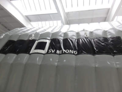 Oppblasbart byggtelt 9 levert med SV Betong sin logo