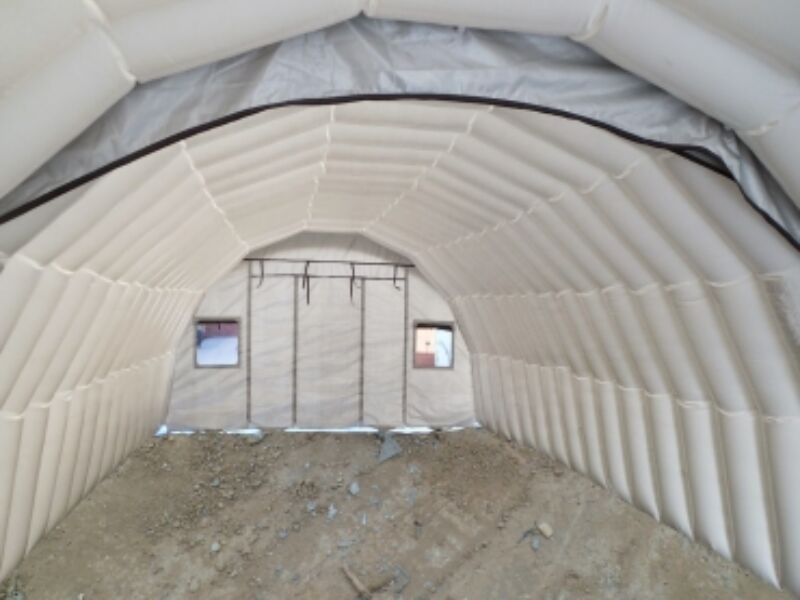 byggeplass med telt over betong